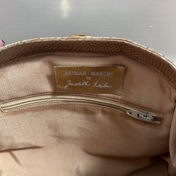 Judith Leiber~VTG~Lizard skin~beige clutch w/detach strap~Excellent condition - Picture 5 of 6